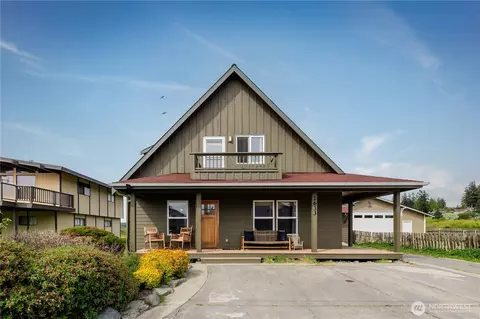 2633 Sunlight Beach Rd, Clinton, WA 98236