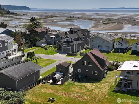 2633 Sunlight Beach Rd, Clinton, WA 98236