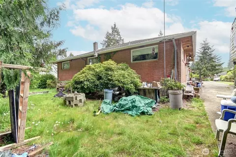 Exterior - 431 72nd St, Everett, WA 98203 photo 5 of 10