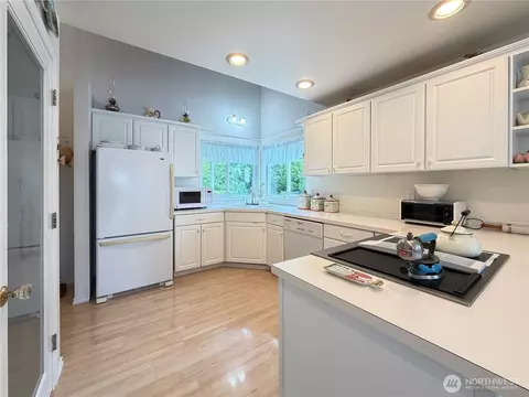 Kitchen - 38 M Cascade Dr, Everett, WA 98206 photo 6 of 8