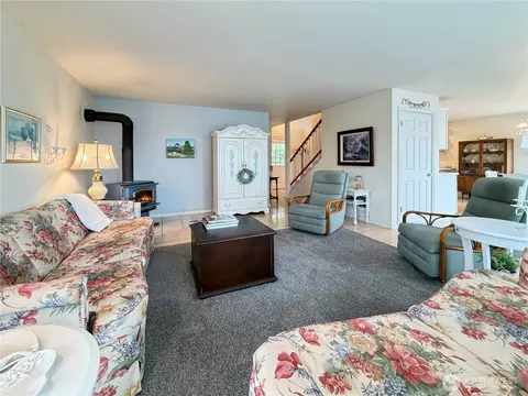 Living - 38 M Cascade Dr, Everett, WA 98206 photo 1 of 2