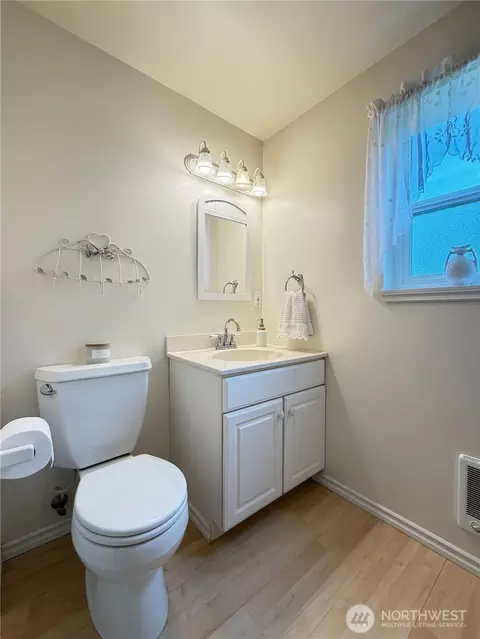 Bath - 38 M Cascade Dr, Everett, WA 98206 photo 1 of 2
