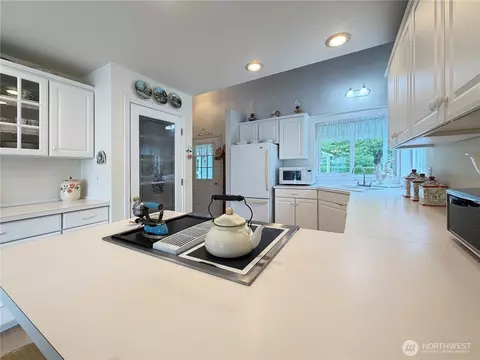 Kitchen - 38 M Cascade Dr, Everett, WA 98206 photo 5 of 8