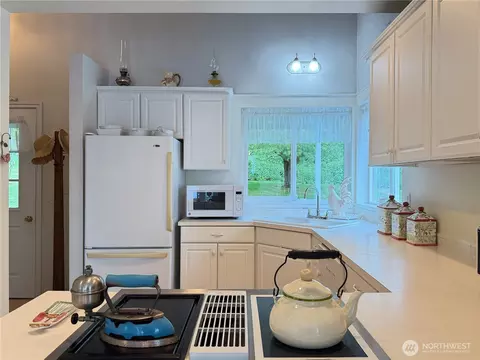 Kitchen - 38 M Cascade Dr, Everett, WA 98206 photo 8 of 8