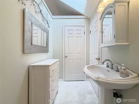 Bath - 38 M Cascade Dr, Everett, WA 98206 photo 2 of 2