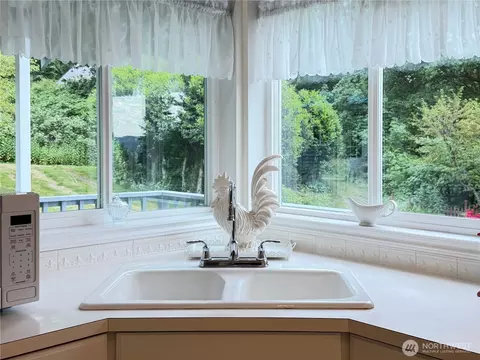 Kitchen - 38 M Cascade Dr, Everett, WA 98206 photo 2 of 8