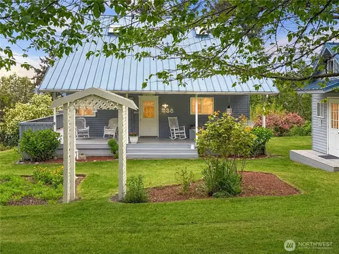 Exterior - 38 M Cascade Dr, Everett, WA 98206 photo 2 of 8