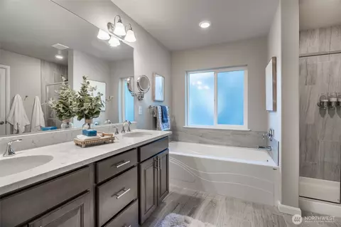 Bath - 4422 237 Pl SE, Bothell, WA 98021 photo 3 of 7