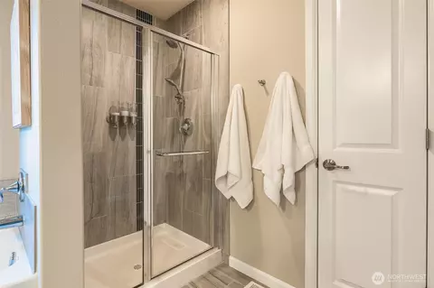 Bath - 4422 237 Pl SE, Bothell, WA 98021 photo 5 of 7