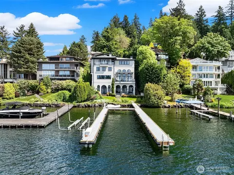 9205 SE Shoreland Dr, Bellevue, WA 98004