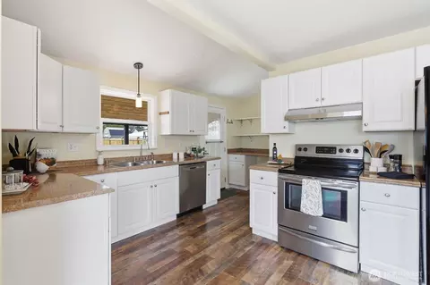 Kitchen - 2224 Chestnut St, Everett, WA 98201 photo 2 of 4