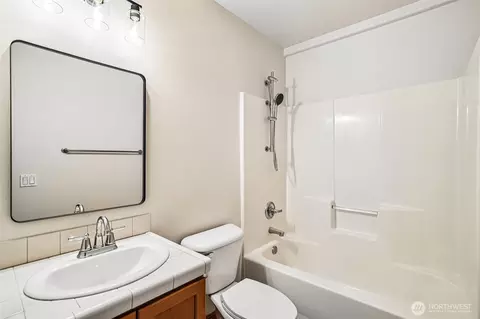 Bath - 4530 5th Dr SE, Everett, WA 98203 photo 4 of 4