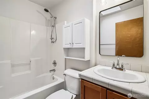 Bath - 4530 5th Dr SE, Everett, WA 98203 photo 3 of 4