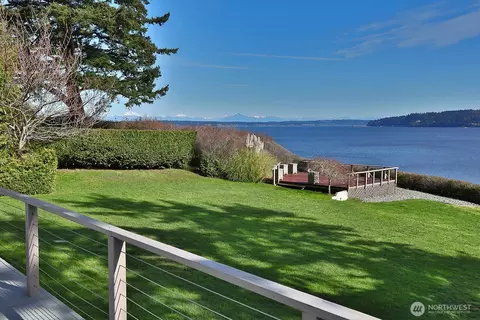 2693 N Bluff Rd, Greenbank, WA 98253
