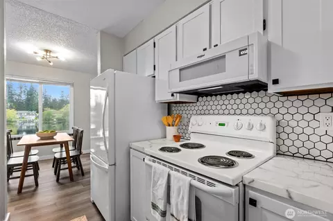 Kitchen - 423 75th St SE #B26, Everett, WA 98203 photo 3 of 4