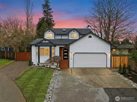 8828 NE 152nd St, Kenmore, WA 98028