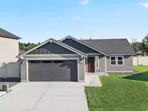 2016 N Oak Rd, Moses Lake, WA 98837