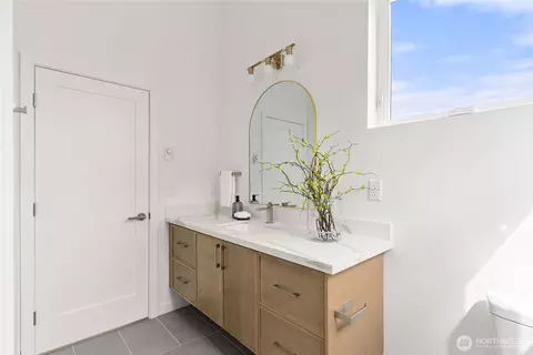 Bath - 8863 Midvale Ave N #E, Seattle, WA 98103 photo 7 of 8