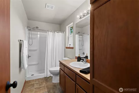 Bath - 2152 Roper Ln, Wenatchee, WA 98801 photo 1 of 2
