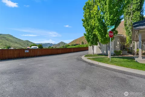 Exterior - 2152 Roper Ln, Wenatchee, WA 98801 photo 5 of 8