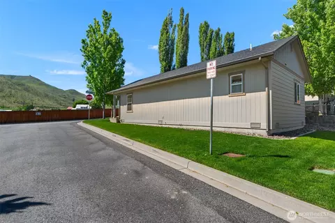 Exterior - 2152 Roper Ln, Wenatchee, WA 98801 photo 6 of 8