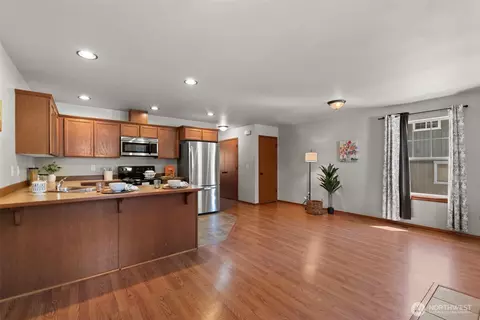 Living - 2152 Roper Ln, Wenatchee, WA 98801 photo 2 of 5