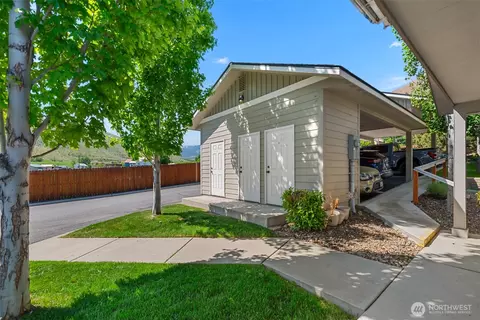 Exterior - 2152 Roper Ln, Wenatchee, WA 98801 photo 2 of 8