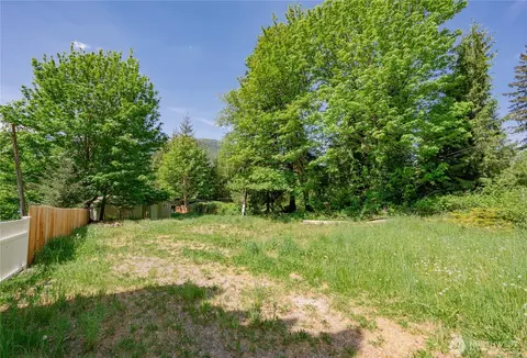 7945 Santa Fe Trl, Maple Falls, WA 98266