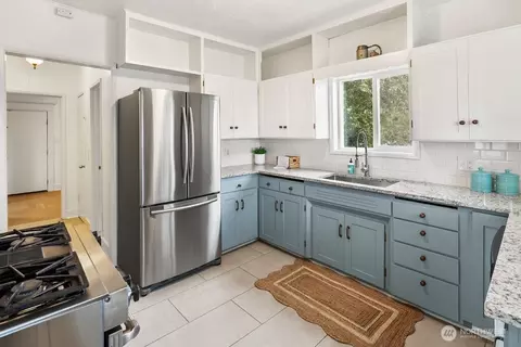 Kitchen - 4705 S 4th Ave, Everett, WA 98203 photo 2 of 4
