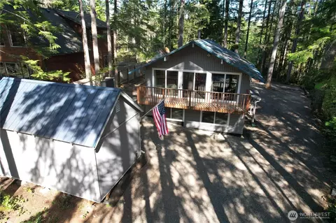 811 N Potlatch Dr, Hoodsport, WA 98548
