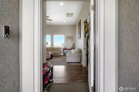 Entry Way - 1645 E Madera St, Othello, WA 99344 photo 2 of 4