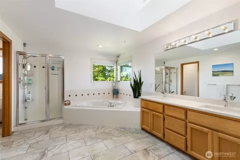 Bath - 2423 240th St SE, Bothell, WA 98021 photo 2 of 5