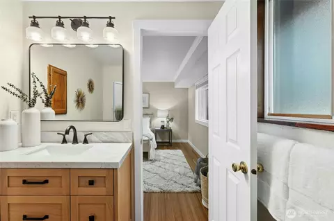 Bath - 13038 NE 184th Pl, Bothell, WA 98011 photo 2 of 3