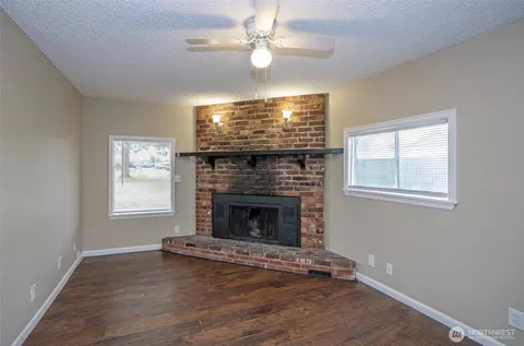 Living - 16313 64th St E, Sumner, WA 98390 photo 4 of 5