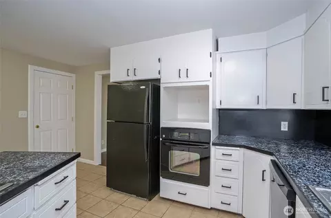 Kitchen - 16313 64th St E, Sumner, WA 98390 photo 3 of 5