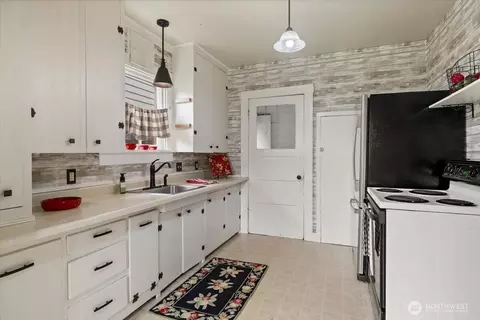 Kitchen - 1505 Lombard Ave, Everett, WA 98201 photo 1 of 3