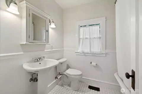 Bath - 1505 Lombard Ave, Everett, WA 98201 photo 1 of 1