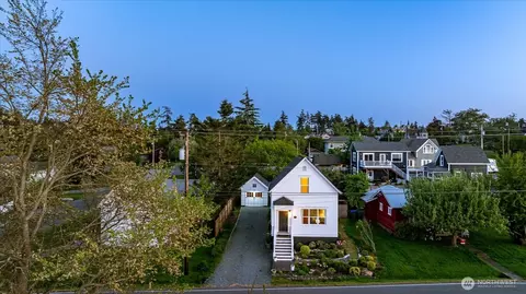 205 NE 9th St, Coupeville, WA 98239