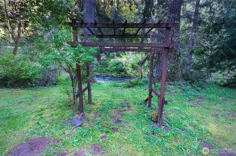 8214 Rose Valley Rd, Kelso, WA 98626