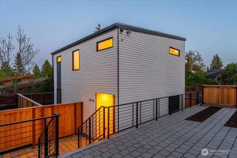 4118 Burke Ave N, Seattle, WA 98103