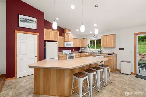 Kitchen - 236 Chilvers Rd, Chehalis, WA 98532 photo 2 of 3