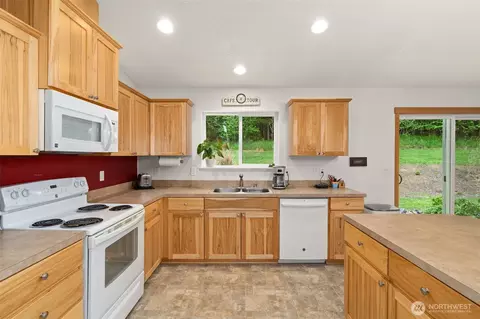Kitchen - 236 Chilvers Rd, Chehalis, WA 98532 photo 1 of 3