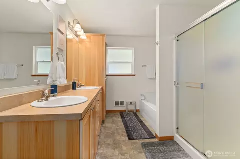 Bath - 236 Chilvers Rd, Chehalis, WA 98532 photo 1 of 2