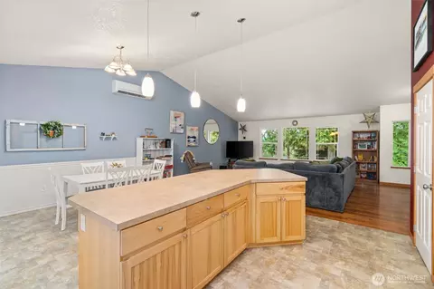 Kitchen - 236 Chilvers Rd, Chehalis, WA 98532 photo 3 of 3