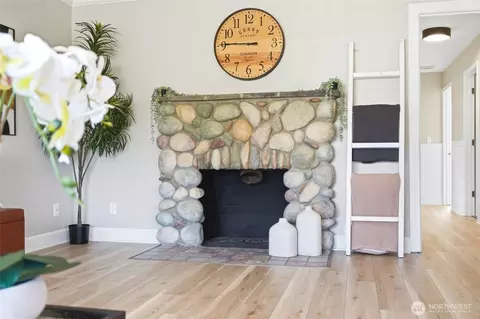 Living - 2222 Oklahoma Ave, Everett, WA 98201 photo 4 of 4