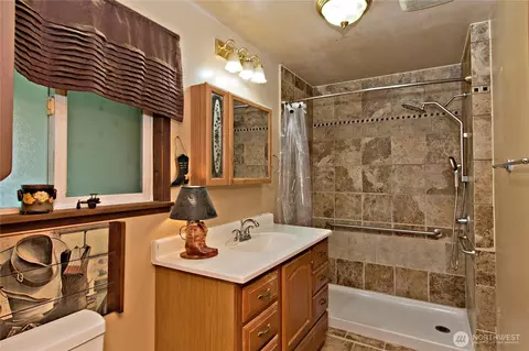 Bath - 21928 SE 436th St, Enumclaw, WA 98022 photo 1 of 1