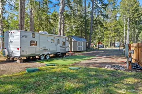 101 N Brook Ln, Hoodsport, WA 98548