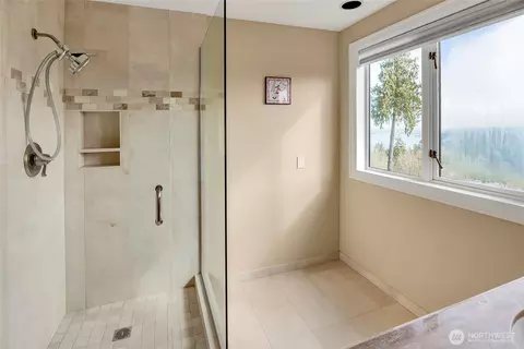 Bath - 4911 Harbor Ln, Everett, WA 98203 photo 4 of 8
