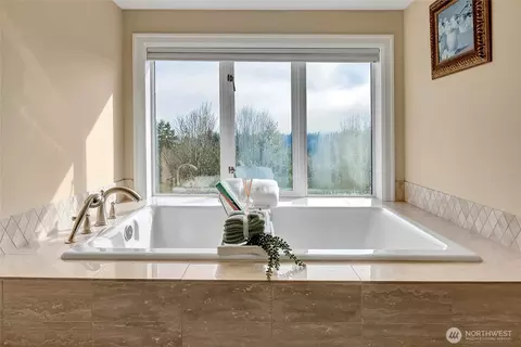 Bath - 4911 Harbor Ln, Everett, WA 98203 photo 8 of 8