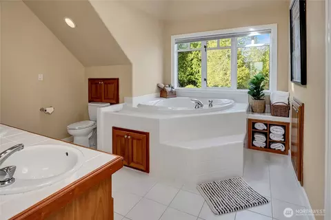 Bath - 4911 Harbor Ln, Everett, WA 98203 photo 2 of 8